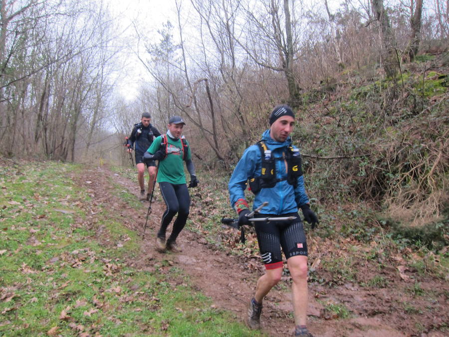 El grupo de montaña Aizkardi, de Amasa-Villabona, celebró el domingo su 50 marcha montañera con gran éxito de participación, 764 personas que desafiaron al mal tiempo con humor. De ellos 316 montañeros partieron a las siete de la mañana desde la plaza de Villabona para completar un recorrido de 43 kilómetros. A las ocho fueron 448 los que dieron comienzo a la marcha con el objetivo de hacer 22 kilómetros. El barro fue el mayor enemigo y lo positivo que la lluvia dio tregua. Gorka Zubeldia recibió el premio Shebe Peña.