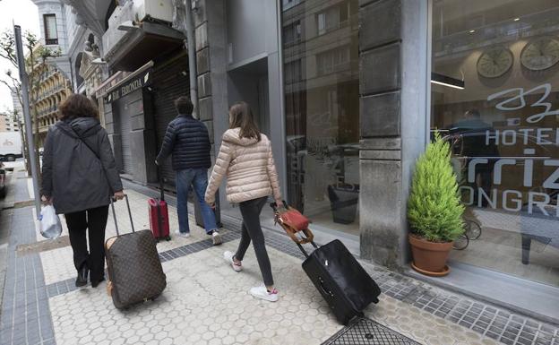 Un grupo de turistas, junto al Hotel Arrizul en Donostia.
