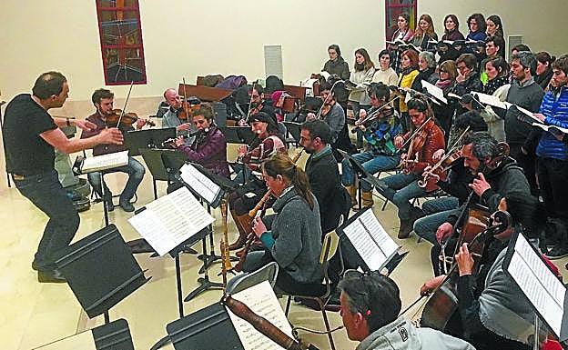 Andoni Sierra (a la izquierda) dirige a los componentes de Conductus Ensemble durante uno de los ensayos celebrados esta semana.