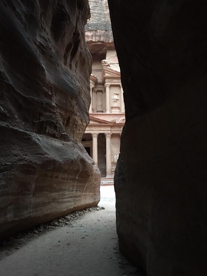 Incluida entre las Siete Maravillas del Mundo en 2007, esta urbe abandonada con gran parte de sus construcciones talladas en la roca es la mayor atracción de Jordania