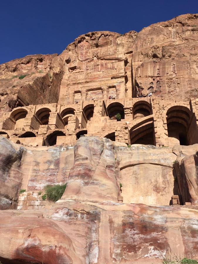 Incluida entre las Siete Maravillas del Mundo en 2007, esta urbe abandonada con gran parte de sus construcciones talladas en la roca es la mayor atracción de Jordania