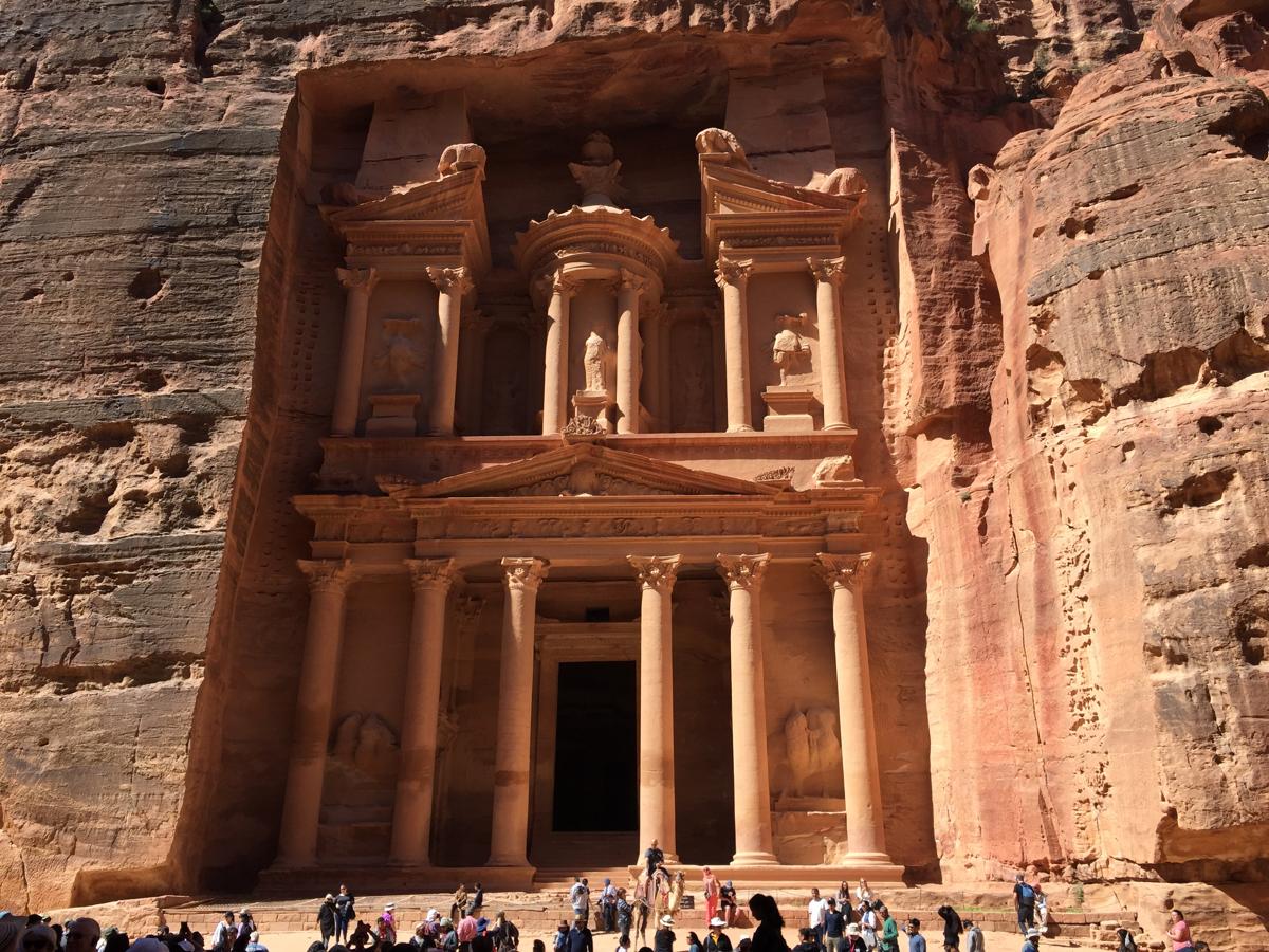 Incluida entre las Siete Maravillas del Mundo en 2007, esta urbe abandonada con gran parte de sus construcciones talladas en la roca es la mayor atracción de Jordania