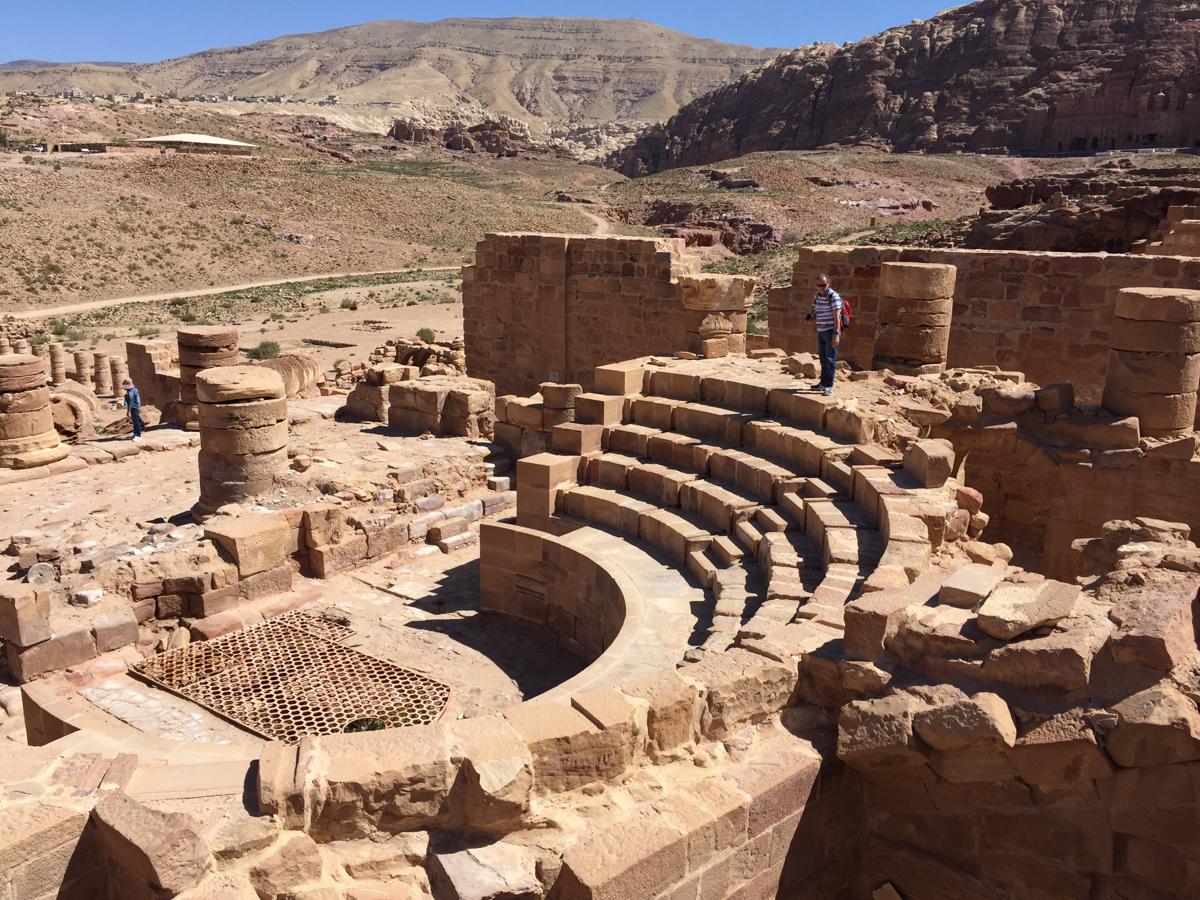 Incluida entre las Siete Maravillas del Mundo en 2007, esta urbe abandonada con gran parte de sus construcciones talladas en la roca es la mayor atracción de Jordania