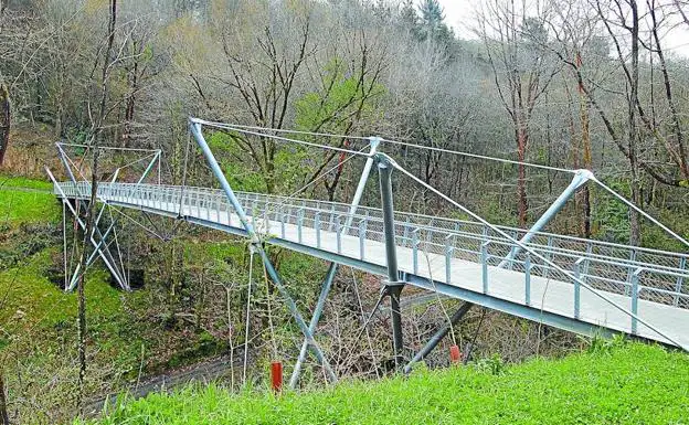 La pasarela de acero galvanizado, diseñada por Jon Begiristain, es un símbolo para la asociación de vecinos Lantxabe. 