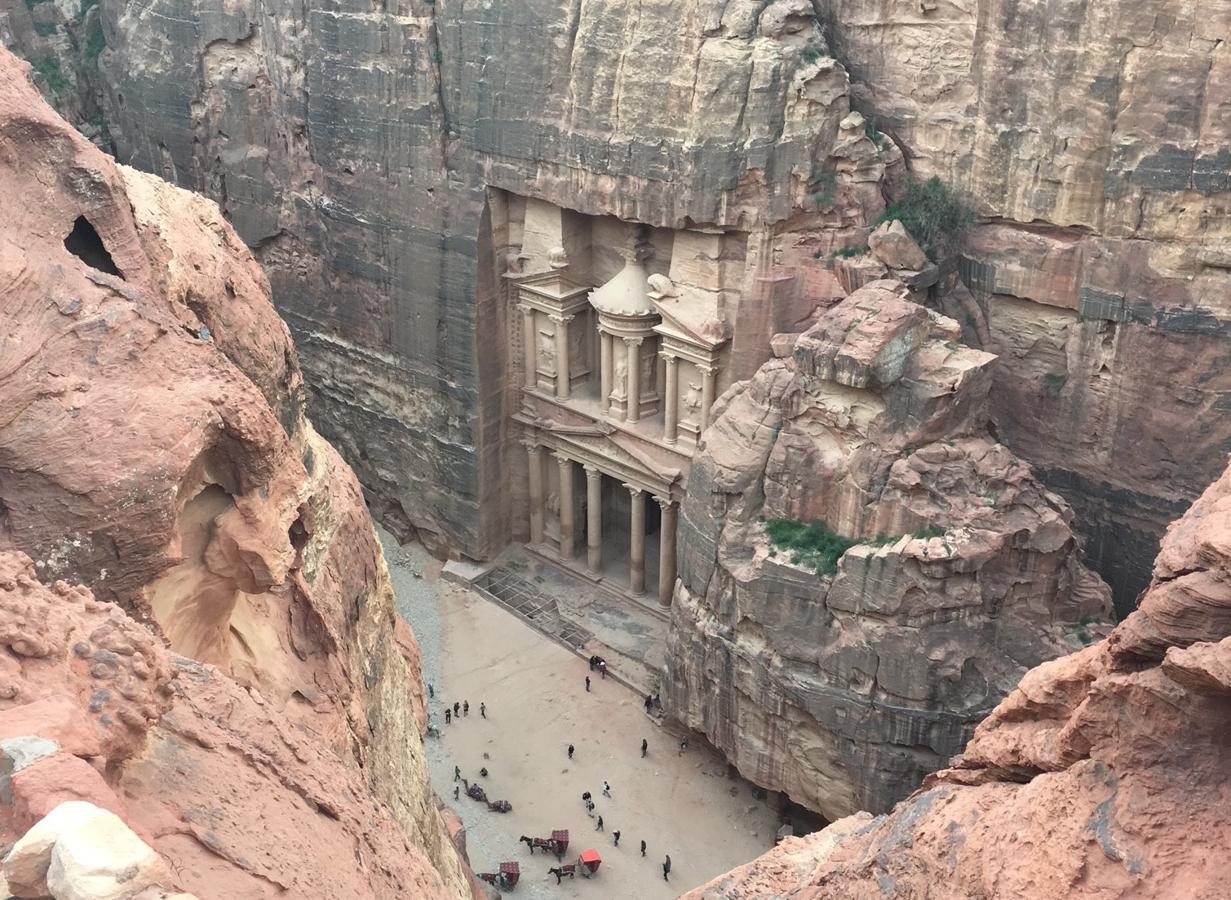 Incluida entre las Siete Maravillas del Mundo en 2007, esta urbe abandonada con gran parte de sus construcciones talladas en la roca es la mayor atracción de Jordania