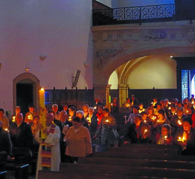Las velas. El cirio Pasciual y las velas iluminan el templo. 