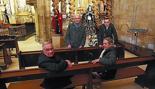 Manueltxo González, Juan Mari Sémper, Javier Fanlo y Ramonita Cantero, ante los pasos de San Juan y de Nuestra Señora de la Soledad.