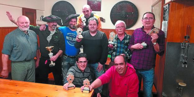 Agustin de Leitza. Fernando Albariño y Juan Munilla, luciendo txapela y trofeos, con las otras tres parejas clasificadas en el campeonato.