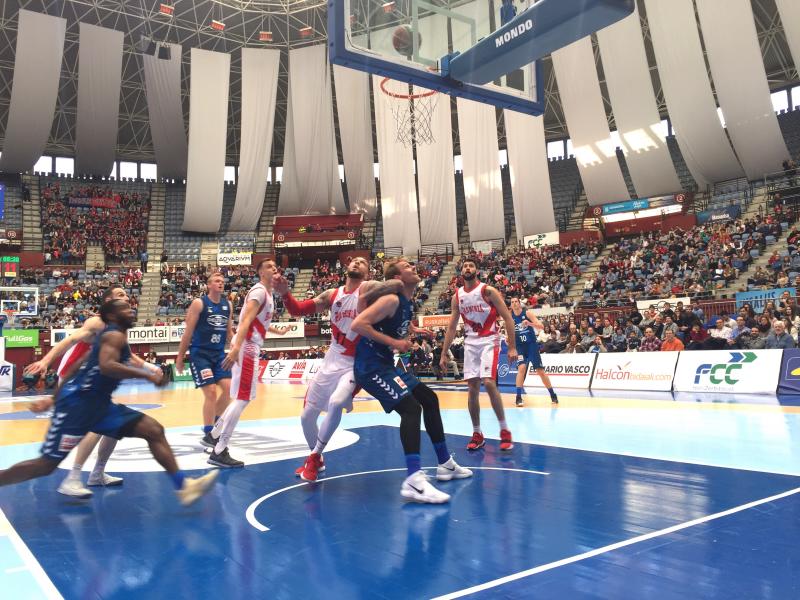 El Baskonia se lleva la victoria, 72-84. Los alaveses hacen valer su calidad para imponerse a un Gipuzkoa Basket que brilló en la primera mitad pero que tuvo que hincar la rodilla ante un rival superior.