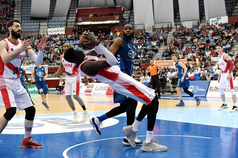 El Baskonia se lleva la victoria, 72-84. Los alaveses hacen valer su calidad para imponerse a un Gipuzkoa Basket que brilló en la primera mitad pero que tuvo que hincar la rodilla ante un rival superior.