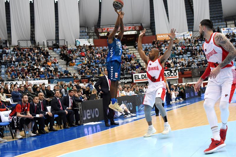 El Baskonia se lleva la victoria, 72-84. Los alaveses hacen valer su calidad para imponerse a un Gipuzkoa Basket que brilló en la primera mitad pero que tuvo que hincar la rodilla ante un rival superior.