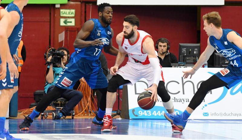 El Baskonia se lleva la victoria, 72-84. Los alaveses hacen valer su calidad para imponerse a un Gipuzkoa Basket que brilló en la primera mitad pero que tuvo que hincar la rodilla ante un rival superior.