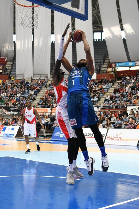 El Baskonia se lleva la victoria, 72-84. Los alaveses hacen valer su calidad para imponerse a un Gipuzkoa Basket que brilló en la primera mitad pero que tuvo que hincar la rodilla ante un rival superior.