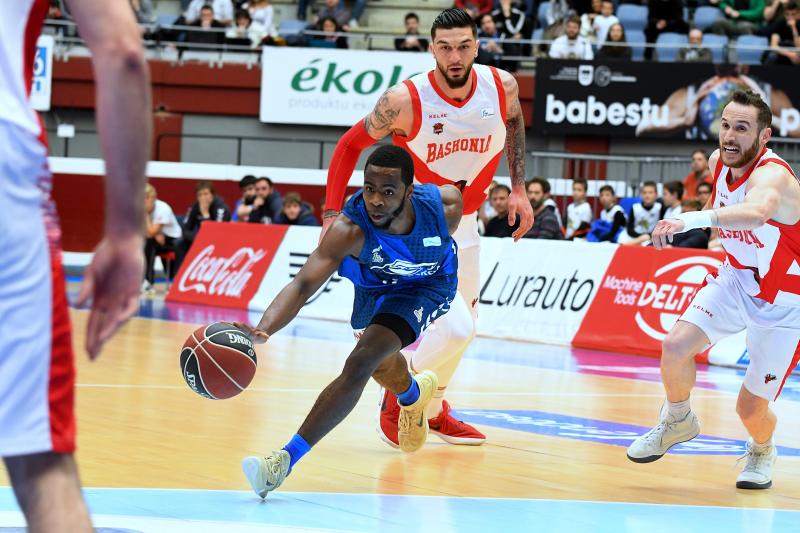 El Baskonia se lleva la victoria, 72-84. Los alaveses hacen valer su calidad para imponerse a un Gipuzkoa Basket que brilló en la primera mitad pero que tuvo que hincar la rodilla ante un rival superior.