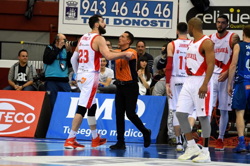 El Baskonia se lleva la victoria, 72-84. Los alaveses hacen valer su calidad para imponerse a un Gipuzkoa Basket que brilló en la primera mitad pero que tuvo que hincar la rodilla ante un rival superior.