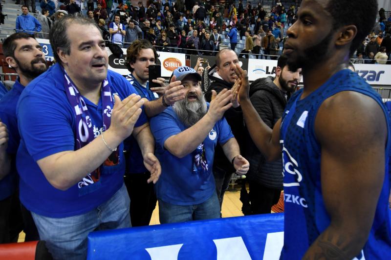 El Baskonia se lleva la victoria, 72-84. Los alaveses hacen valer su calidad para imponerse a un Gipuzkoa Basket que brilló en la primera mitad pero que tuvo que hincar la rodilla ante un rival superior.