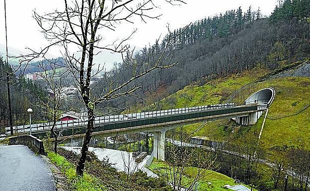 Imagen principal - Arriba el viaducto y el túnel hacia Bergara. Abajo a la izquierda, el helipuerto cubierto de troncos. A la izquierda Josefa y su hijo Juan Antonio. 