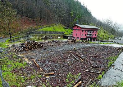 Imagen secundaria 1 - Arriba el viaducto y el túnel hacia Bergara. Abajo a la izquierda, el helipuerto cubierto de troncos. A la izquierda Josefa y su hijo Juan Antonio. 
