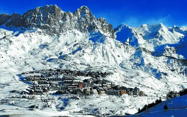 Vista de la urbanización de Formigal, situada en el Valle de Tena, frente a la estación de esquí del mismo nombre.