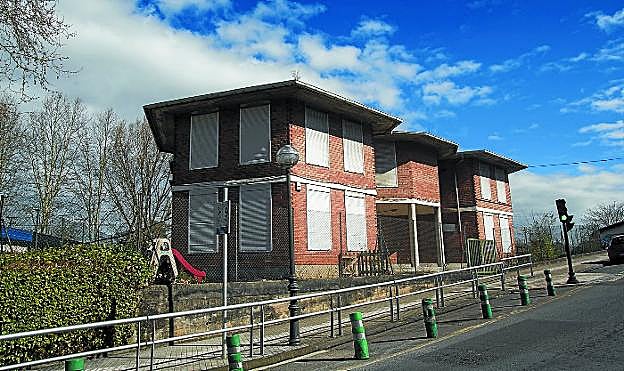 La asociación jacobea de la ciudad espera poder iniciar pronto las obras necesarias para adecuar el antiguo centro escolar.