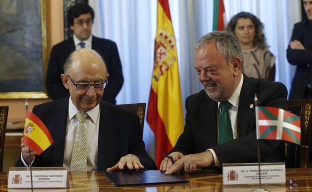 Aspiazu junto a Montoro durante la reunión de la Comisión Mixta del Concierto Económico para ratificar el acuerdo sobre el cupo vasco en julio del año pasado.