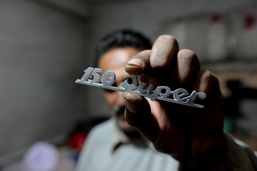 Las motocicletas baratas fabricadas en China inundan las carreteras de Pakistán y han transformado la vida de muchísimos ciudadanos de este país de 208 millones de personas. Pero los fanáticos de las clásicas Vespa luchan por encontrar piezas de repuesto para preservar modelos de épocas pasadas. En Lahore, cerca de la frontera india, los propietarios de la famosa escúter a menudo tienen que conformarse con recambios de baja calidad fabricados en talleres locales o en los países vecinos. Muchos las veneran. Son, dicen, «el segundo mejor regalo que Italia ha hecho al mundo: el primero fue la pizza».