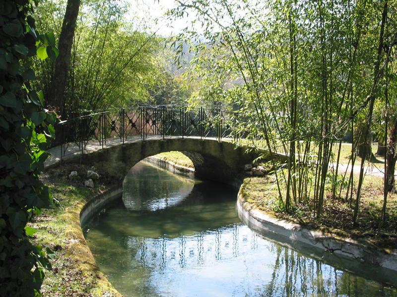 Entre las cumbres amables que trazan la muga entre los valles de Baztan y Aldude se encuentra la enigmática Harrikulunka. Cuentan que es en los días de fuerte viento, cuando la tempestad se cierne sobre las montañas del Pirineo, cuando esta gran piedra se balancea sin necesidad de que nadie la empuje. Su leyenda nos lleva hasta tiempos lejanos, cuando los míticos gentiles poblaban estas tierras. No hace falta viajar tan atrás para descubrir un pasado inquietante. Y es que hace solo un puñado de años, los senderos que hoy recorremos eran un continuo ir y venir de contrabandistas y guardias de fronteras