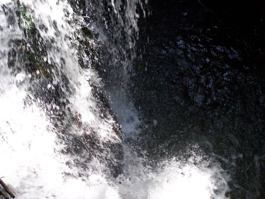 Entre las cumbres amables que trazan la muga entre los valles de Baztan y Aldude se encuentra la enigmática Harrikulunka. Cuentan que es en los días de fuerte viento, cuando la tempestad se cierne sobre las montañas del Pirineo, cuando esta gran piedra se balancea sin necesidad de que nadie la empuje. Su leyenda nos lleva hasta tiempos lejanos, cuando los míticos gentiles poblaban estas tierras. No hace falta viajar tan atrás para descubrir un pasado inquietante. Y es que hace solo un puñado de años, los senderos que hoy recorremos eran un continuo ir y venir de contrabandistas y guardias de fronteras