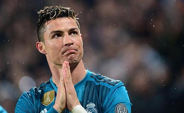 Cristiano agradece a la afición italiana sus aplausos tras el gol de chilena.