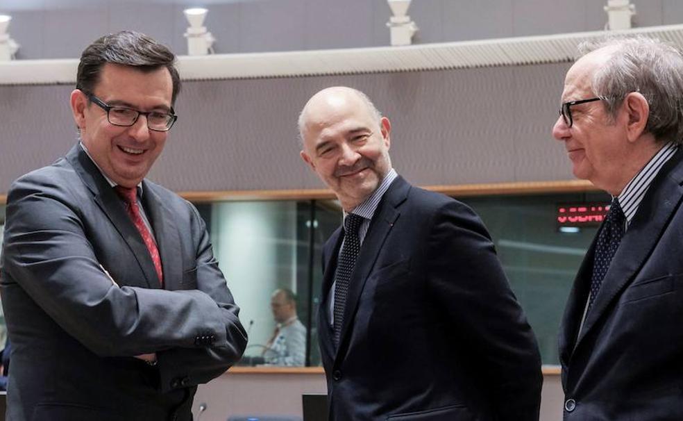 Román Escolano (izquierda) conversa con el comisario Pierre Moscovici y el ministro Pier Carlo Padoan.