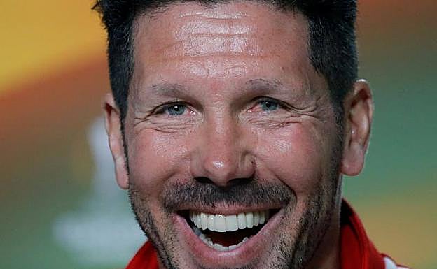 Diego Pablo Simeone, técnico del Atlético, sonríe en la previa del choque ante el Sporting portugués. 