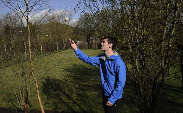 Beñat Rezusta juega con una pelota en una campa de Zaratamo.