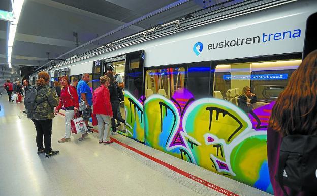 Lateral de dos nuevas unidades de Euskotren pintadas.