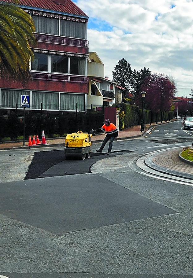 Tramos con asfalto nuevo en Baserritar Etorbidea y en la rotonda de Sokoa.