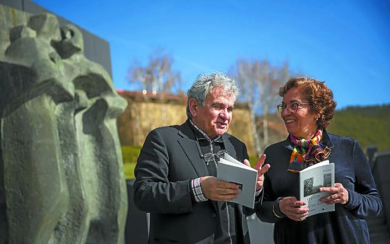 Bernardo Atxaga y Pilar Oteiza, ayer en Alzuza. 