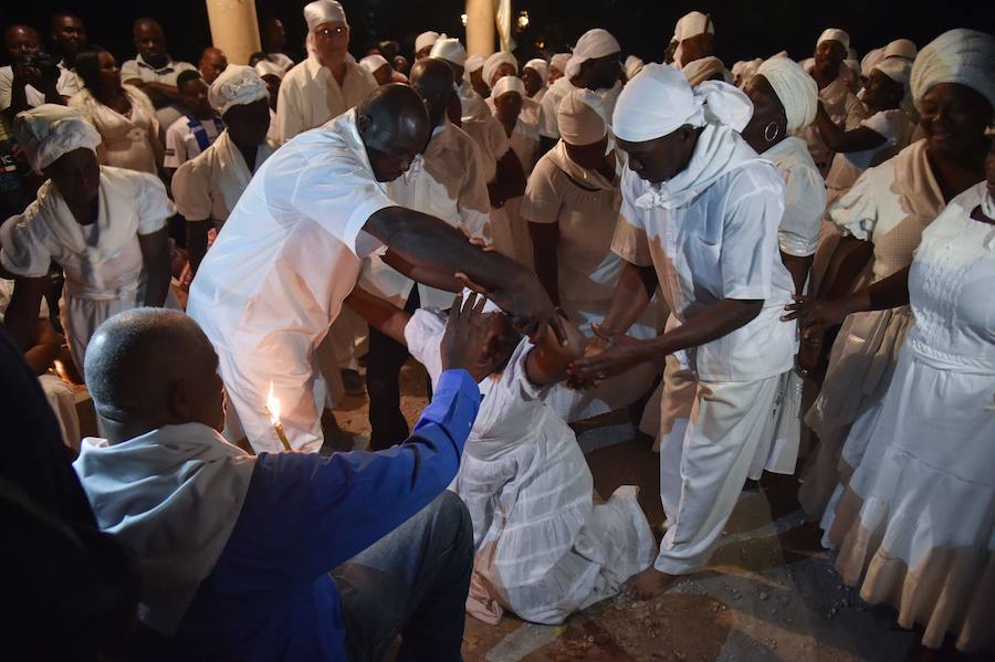 Los seguidores vudú siguen activos en Haití. Vestidos de blanco, sacrifican toros, gallinas o cabras y se untan el cuerpo con su sangre para sumergirse después en una piscina sagrada, llamada Loa, el espíritu que ayuda a gobernar el universo. 