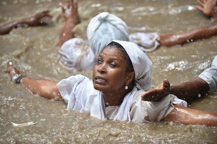 Los seguidores vudú siguen activos en Haití. Vestidos de blanco, sacrifican toros, gallinas o cabras y se untan el cuerpo con su sangre para sumergirse después en una piscina sagrada, llamada Loa, el espíritu que ayuda a gobernar el universo. 