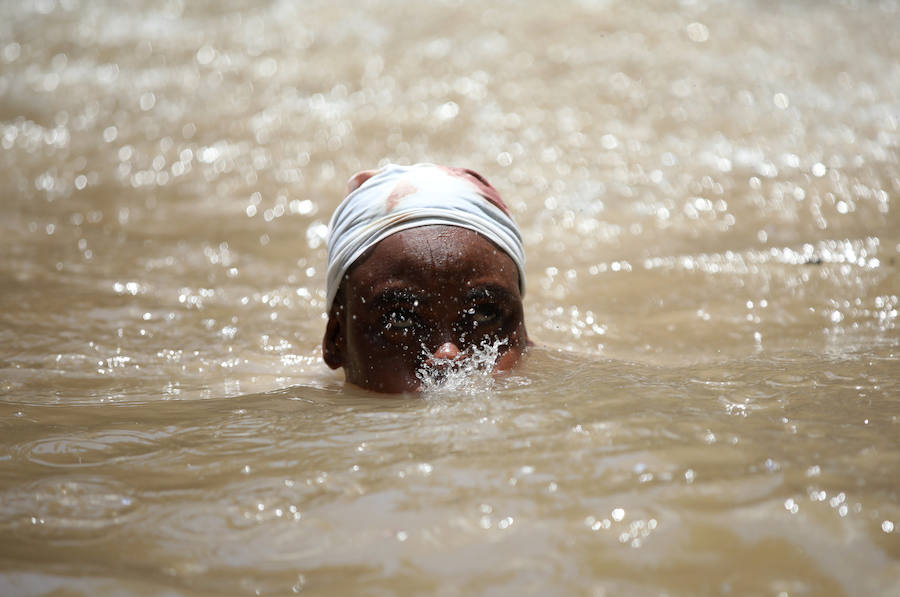 Los seguidores vudú siguen activos en Haití. Vestidos de blanco, sacrifican toros, gallinas o cabras y se untan el cuerpo con su sangre para sumergirse después en una piscina sagrada, llamada Loa, el espíritu que ayuda a gobernar el universo. 