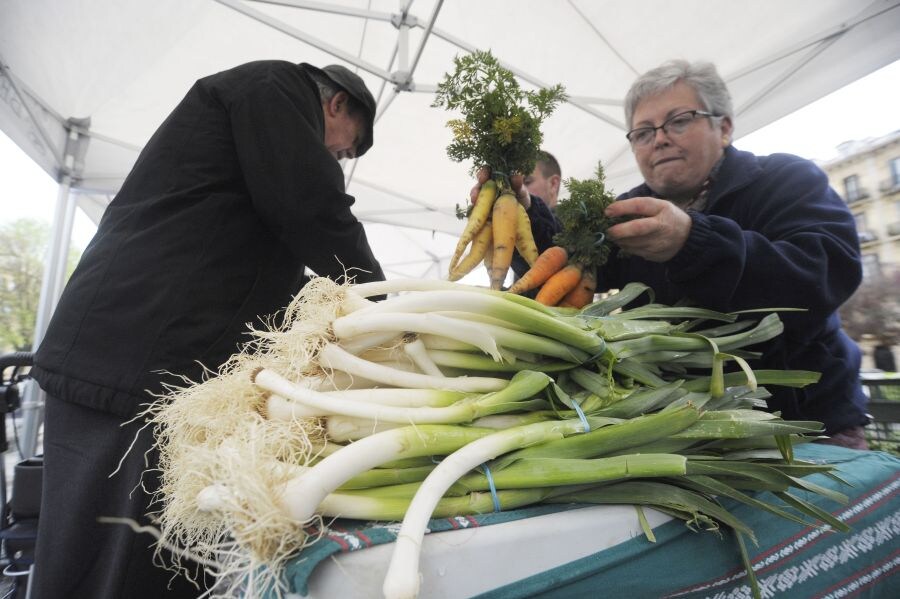 La plaza Easo se ha convertido en punto de encuentro entre productores de la zona de donostialdea y alrededores y vecinos atraídos por una compra cercana, de productos frescos elaborados localmente.