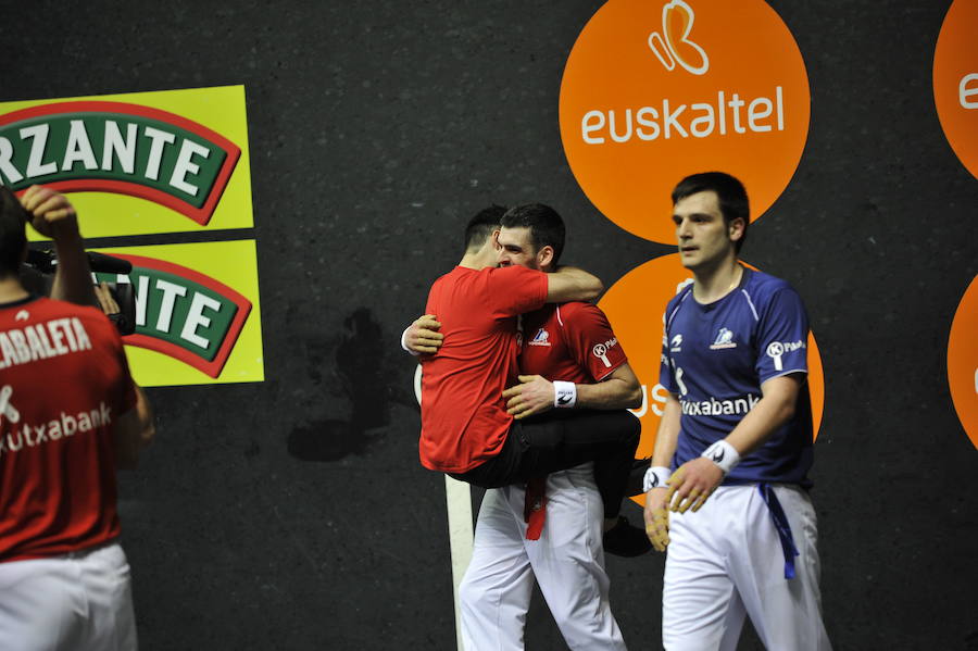 Ezkurdia y Zabaleta se han calado esta tarde las txapelas del Campeonato de Parejas tras pasar por un encima de Elezkano II y Rezusta (22-9)