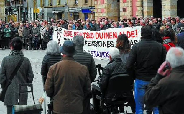 Concentración de pensionistas en la plaza Unzaga de Eibar el pasado 26 de marzo.