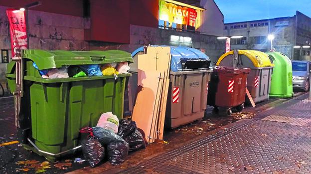 En Trintxerpe. Residuos depositados ante los contenedores de basura situados en Euskadi Etorbidea. 