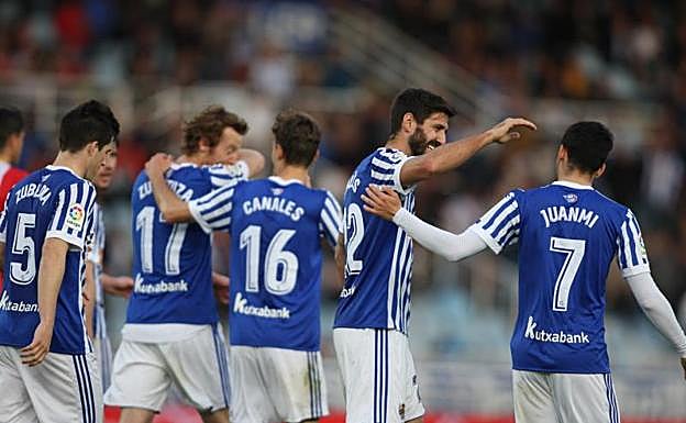 Jugadores de la Real Sociedad celebran la gran victoria en Anoeta. 