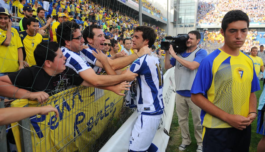 Celebra un importante triunfo en Cádiz con aficionados realistas en la temporada del ascenso. 