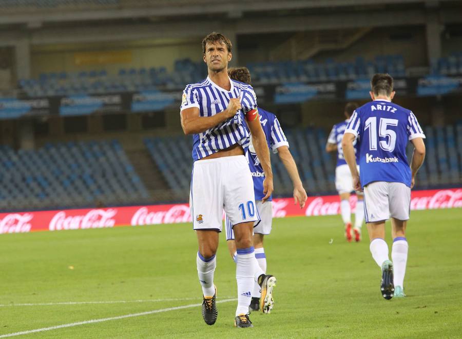 El jugador txuri-urdin se lleva la mano al escudo tras marcar un gol ante el Villarreal durante esta temporada. 