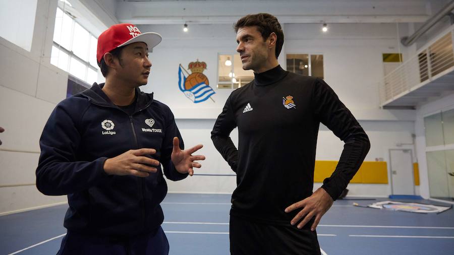 Prieto conversa con su amigo Lee Chun Soo durante su visita a Zubieta este año. 