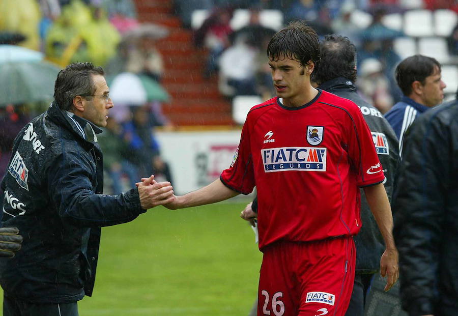 El que fuera entrenador de la Real Sociedad, Raynald Denoueix, felicitando a Prieto, que abandona el terreno de juego
