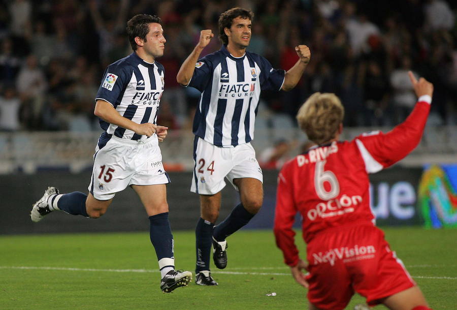 Nihat y Xabi Prieto durante un partido de fútbol entre la Real Sociedad y el Getafe en 2005