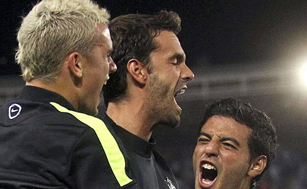 Xabi Prieto festeja un gol junto a Griezmann y Vela en la eliminatoria previa de Champions League ante el Olympique de Lyon. 