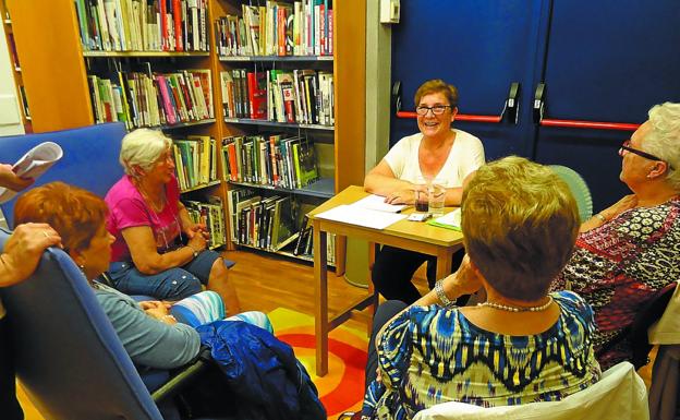 Una sesión de las Bibliotecas Humanas se celebra el jueves en la Casa de las Mujeres. 